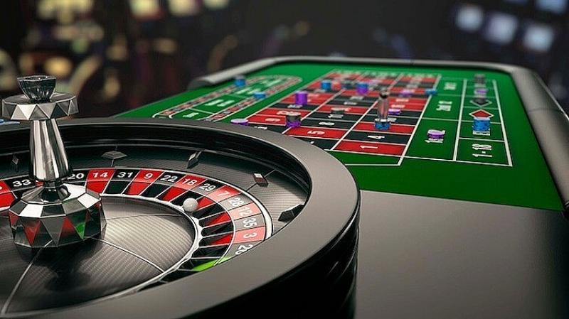 Người chơi đang cẩn trọng phân bổ tài chính trên bàn poker.